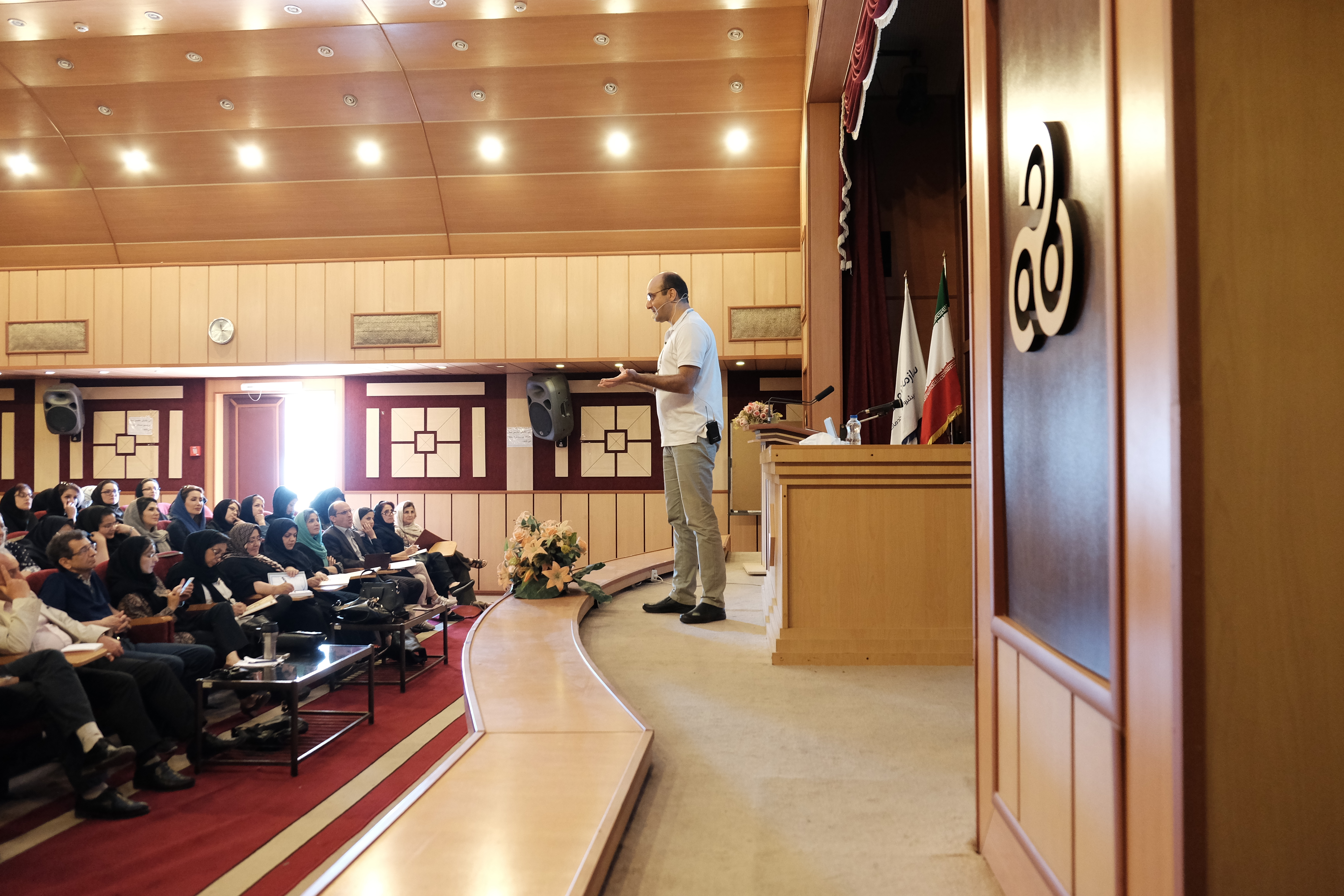 تصاویری از سخنرانی دکتر فرزاد گلی در سمینار مشهد با عنوان نرمش توجه - سال ۱۳۹۴